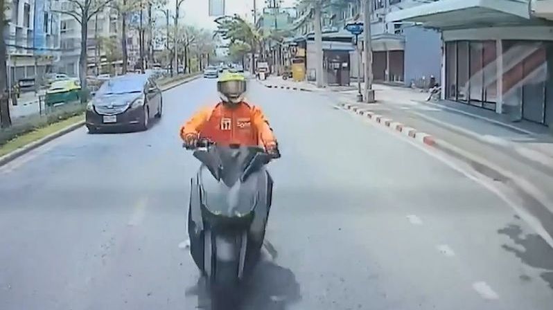 Thajský motorkář se věnoval telefonu a narazil přímo do auta, ukazuje palubní kamera